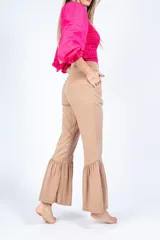 Pantalón color beige de corte recto con volados en el ruedo.