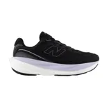 Championes de running New Balance 1080v15 de color negro, con mediasuela gruesa en tonos blanco y lila, y parte superior de malla transpirable.