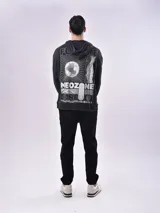 Canguro negro con efecto acid wash, capucha, bolsillo estilo canguro en la parte frontal y estampa minimalista de código de barras en el pecho.