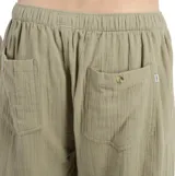Pantalón de tela verde oliva, corte recto, con cintura elástica ajustable con cordón y bolsillos laterales.