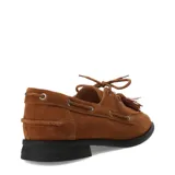 Mocasín de gamuza color marrón caramelo, con cordones decorativos, detalle de borla en el empeine y suela plana de goma negra.