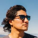 Lentes de sol Sunski modelo Ventana, con montura de carey y lentes polarizados color verde oscuro.