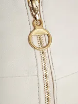 Pantalón de cuero color beige, de corte recto, con cintura alta y lazo para ajustar.