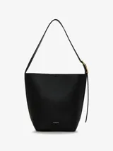 Cartera tipo shoulder bag de cuero color negro, con diseño estructurado, correa ajustable para el hombro con hebilla metálica dorada y el logotipo de la marca grabado en dorado en la parte inferior.