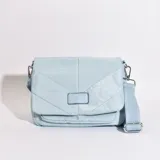 Bandolera celeste acolchada con correa ancha regulable y bolsillo frontal.