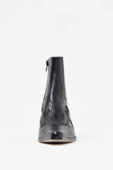 Bota de cuero color negro con diseño estilo western, punta fina y tacón cubano. Presenta detalles de bordado y textura de cocodrilo en la parte delantera.