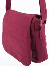 Bandolera negra acolchada con correa larga regulable.