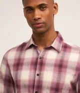 Camisa masculina de franela a cuadros en tonos borgoña y crema, corte comfort, cuello inglés, abotonada al frente y manga larga.