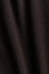 Buzo de punto fino color marrón oscuro, con escote bote amplio tipo off-the-shoulder, hombros caídos y mangas largas con puños y bajo acanalados.