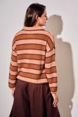 Sweater de punto con diseño de rayas horizontales en color marrón y azul. Presenta cuello tipo polo con cierre frontal de tres botones y mangas largas con puños acanalados. Posee un corte oversize.