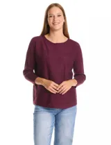 Buzo de tejido fino color violeta, con mangas tres cuartos y corte dolman. Presenta un diseño de textura geométrica sutil en el frente y cuello redondo.