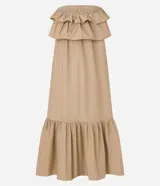 Vestido largo color beige, estilo evasé, confeccionado en tricolina de algodón. Presenta escote hombro a hombro con un volante superpuesto y bajo fruncido.