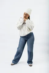 Buzo color crema con estampado frontal que dice "SMOOTH" en marrón y "REDCHARCOAL" debajo. Tiene cuello redondo y mangas largas.