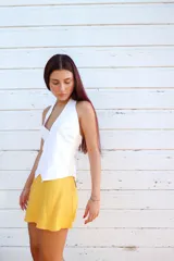 Minifalda de lino con corte recto y cierre lateral invisible.