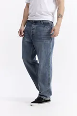 Jean baggy de hombre, color azul claro, con tiro medio, corte amplio en piernas y cadera, y pasacinto.