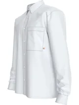 Camisa blanca de algodón Oxford con cuello estructurado, cierre frontal con botones, bolsillo en el pecho y logo Calvin Klein bordado en el pecho.