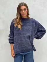 Sweater de punto color azul marino con hilos de lurex plateados, cuello redondo y mangas largas.