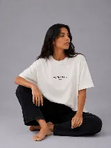 Remera de corte oversize color crudo, con cuello redondo y mangas cortas. Presenta un estampado frontal con la palabra 'AUTHENTIC' y la marca 'CRUDA' en tipografía minimalista.