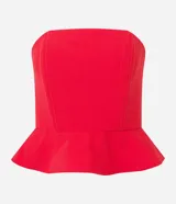 Blusa de sastrería color rojo vibrante, estilo palabra de honor con escote corazón y peplum (volado) en la cintura. La espalda cuenta con elástico para mejor ajuste y cierre trasero.