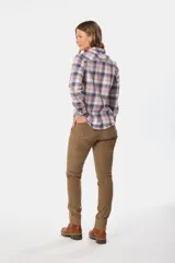 Pantalón de corte recto confeccionado en pana con spandex, que ofrece elasticidad y un ajuste cómodo. Presenta un diseño clásico de cinco bolsillos con cierre frontal y botón.