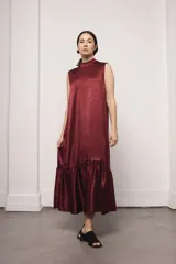 Vestido largo color ocre con estampado de cuadrados dorados, cuello alto y corte amplio. Incluye viso liso al tono.