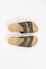 Sandalias estilo Birkenstock de color gris oscuro para hombre, con dos tiras ajustables con hebillas metálicas, plantilla anatómica y suela de corcho y goma.