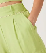 Short verde claro de lino con cintura elástica, trabillas y raya a contraste.
