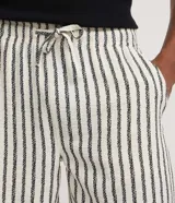 Bermuda de playa Marfinno para hombre, con diseño de rayas verticales en tonos blanco y negro, confeccionada en poliéster texturizado. Cuenta con cintura elástica con lazo ajustable y bolsillos laterales.