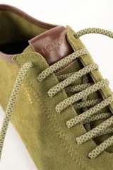 Zapatilla baja color verde oliva de gamuza con cordones y suela de goma.