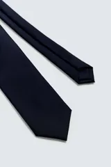Corbata ancha negra confeccionada en tejido de lana.