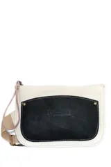 Riñonera pequeña de cuero blanco y negro, con correa de tela beige regulable.