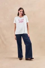 Remera blanca de corte clásico con estampado frontal de la frase 'le ciel infini' en color fucsia.