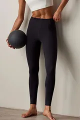Calza deportiva de tiro alto con cintura contorneada, confeccionada en tejido técnico transpirable y elástico de cuatro direcciones.