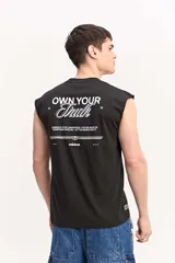 Musculosa oversize negra de algodón, con diseño sin mangas, corte amplio y estampa pequeña en el frente con la frase "Own Your Truth".