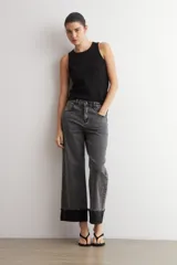 Jean culotte de tiro medio, color gris oscuro, con corte recto y botamanga ancha doblada.