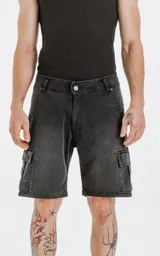 Bermuda cargo de denim negro lavado, de calce regular, con cinco bolsillos y bolsillos cargo laterales. El ruedo es desflecado.