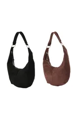 Cartera tipo hobo de diseño curvo, confeccionada en material símil gamuza con textura trenzada. Cuenta con una correa integrada al cuerpo del bolso y cierre superior.