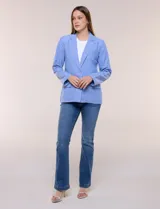 Blazer de lino y algodón color beige con diseño de rayas diplomáticas blancas, solapa clásica, cierre de un botón frontal y bolsillos laterales con solapa.