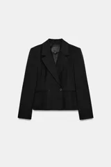 Blazer entallada de Zara, confeccionada en hilatura con lana. Presenta cuello solapa de muescas, manga larga con botones en puños, bolsillos de vivo en el delantero y cierre frontal cruzado con botones.