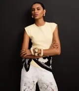 Blusa de manga corta, cuello redondo y corte ajustado, confeccionada en tejido rib de algodón.