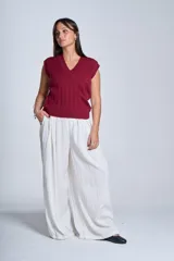 Chaleco de punto color borgoña, con diseño trenzado y escote en V.