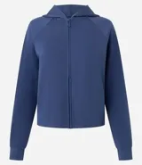 Campera deportiva Get Over de modal canelado color lila, con capucha, cierre frontal con cremallera, mangas largas raglán y puños elastizados.