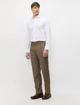 Pantalón de vestir azul marino de corte sastrero con pinza frontal, pase para cinturón, bolsillos laterales y bolsillos traseros de ojal.