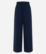 Pantalón deportivo de microfibra color verde, de corte recto y cintura elastizada, con línea lateral en contraste.