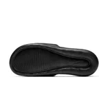 Chancletas Nike Victori One Slide color negro con la tira ancha y el logotipo de la marca en color blanco.