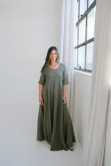 Vestido largo verde oliva de lino, con escote en V y mangas 3/4 con dobladillo.