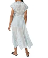 Túnica celeste de gasa con apliques de encaje y lentejuelas. Tiene escote en V, mangas cortas y cintura con cordón ajustable.
