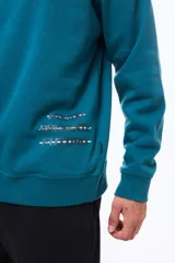 Buzo de felpa verde petróleo con cuello redondo, corte oversize y estampa en la espalda con las palabras Pasado, Presente y Futuro.