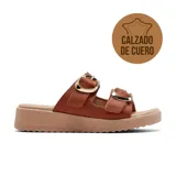 Sandalias de cuero color marrón con plataforma y hebillas doradas.