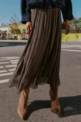 Falda midi color marrón con cintura elástica, forro interior y detalle de godets con encaje.